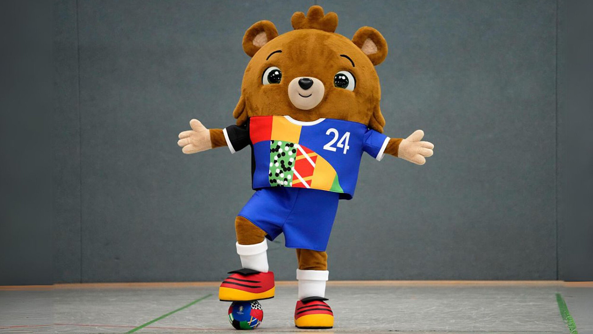 EURO 2024 là lần đầu tiên giải đấu chọn nhân vật gấu làm linh vật.