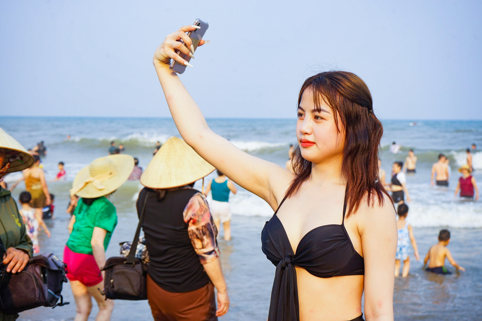 Vạn người đổ về bãi biển Sầm Sơn trong ngày nắng nóng đỉnh điểm - 4