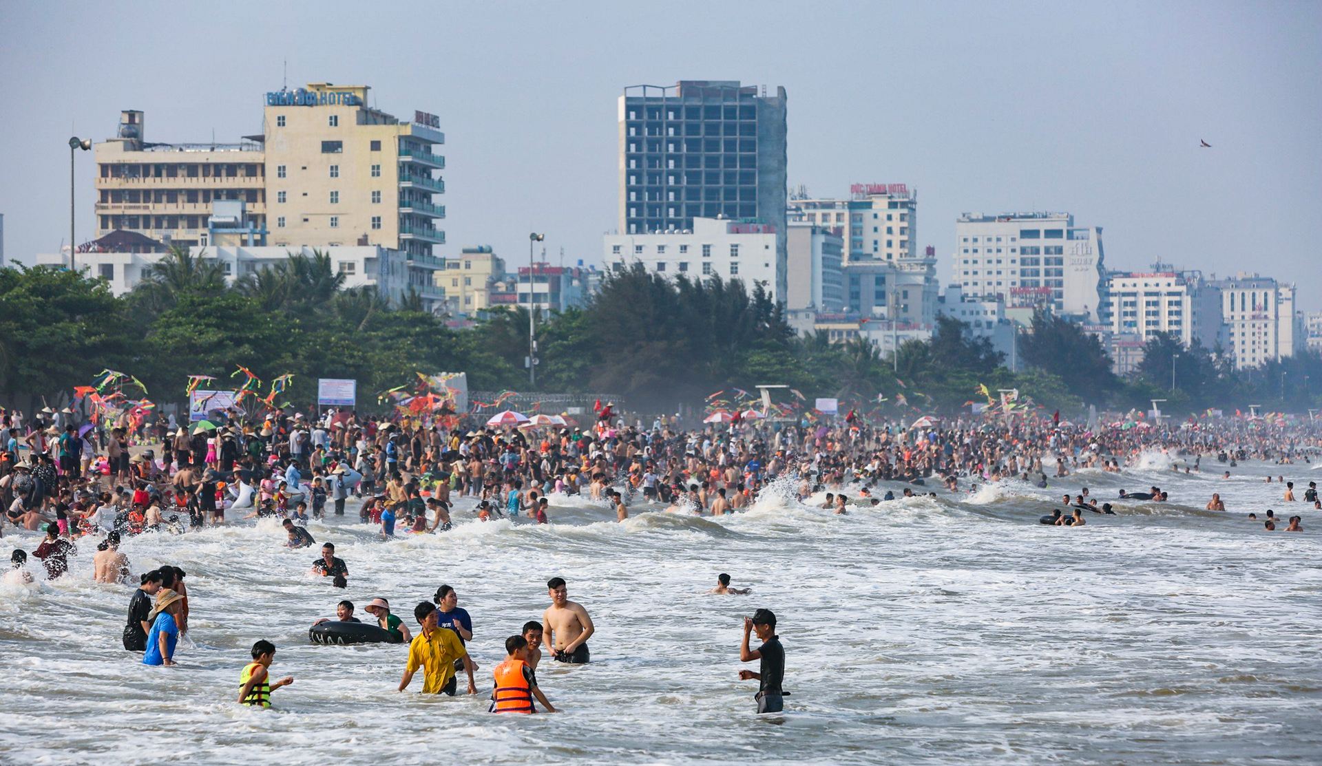 Vạn người đổ về bãi biển Sầm Sơn trong ngày nắng nóng đỉnh điểm - 10