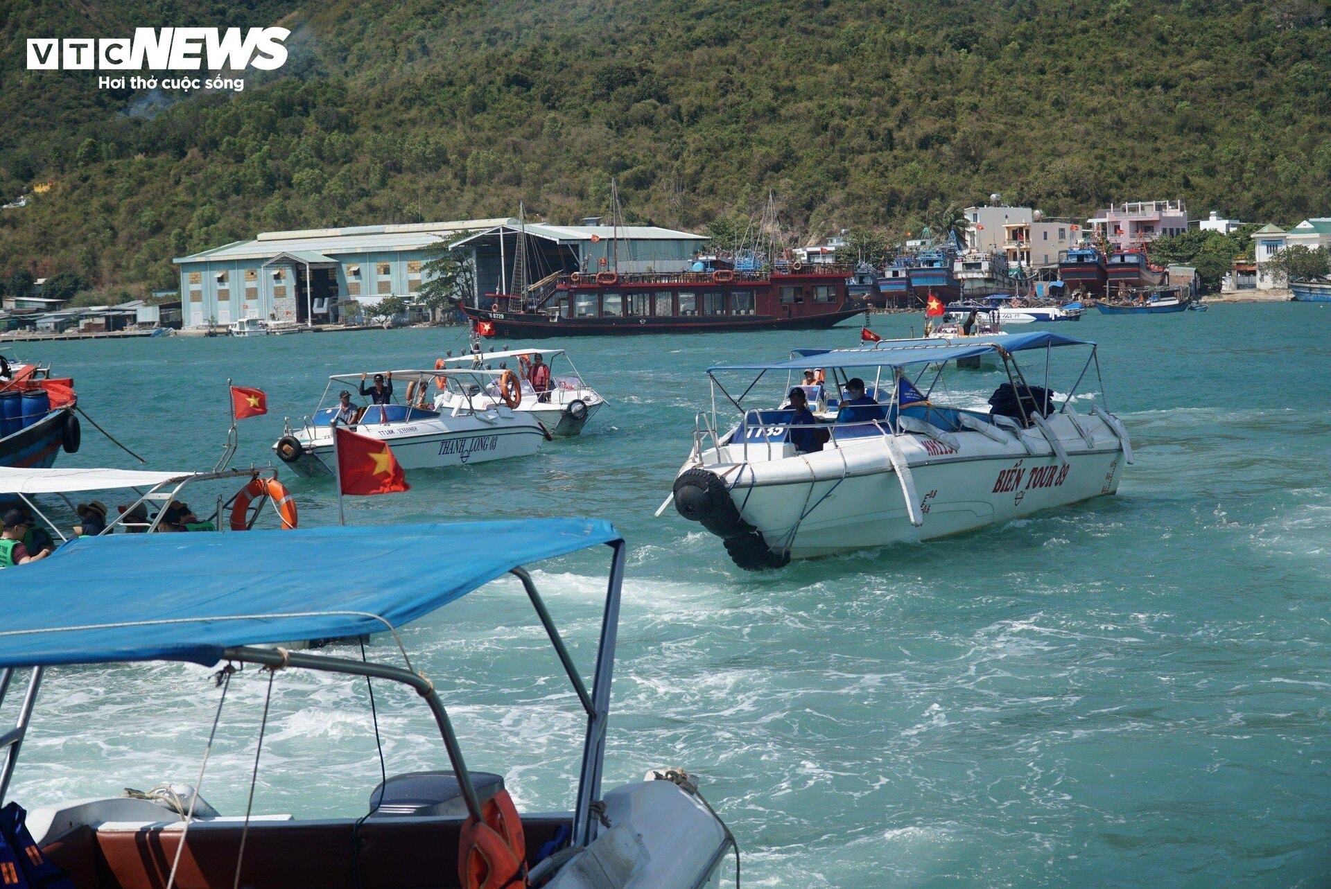 Các điểm tham quan, vui chơi ở Nha Trang đông nghịt trong ngày nghỉ lễ thứ hai - 4