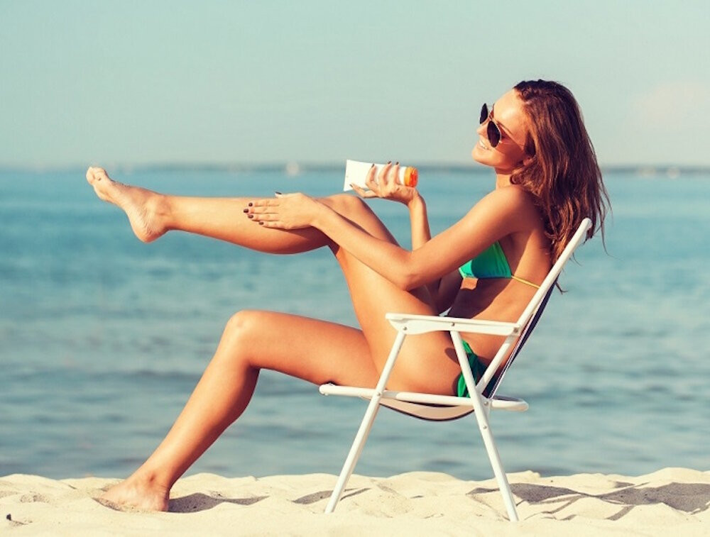 Kem chống nắng là thứ không thể thiếu khi bạn đi tắm biển.