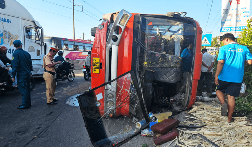 Hiện trường vụ tai nạn ở tỉnh Long An chiều 27/4.