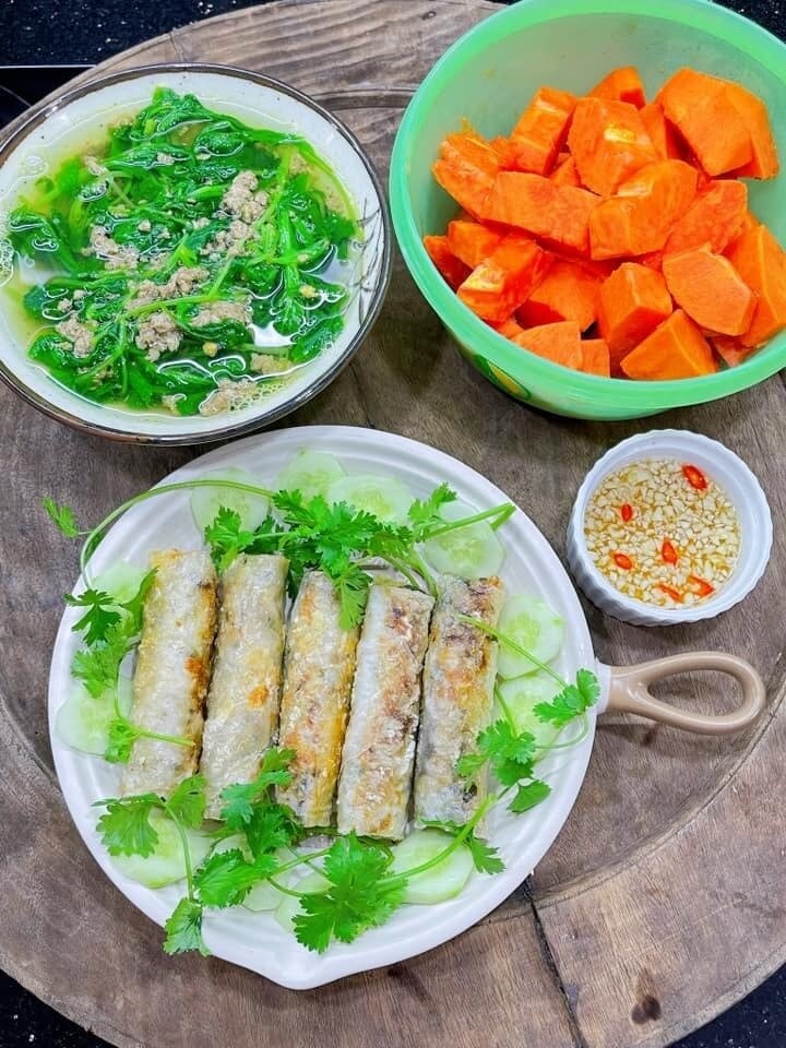 Đổi bữa bằng món nem rán, canh cua rau cải, món tráng miệng là đu đủ.