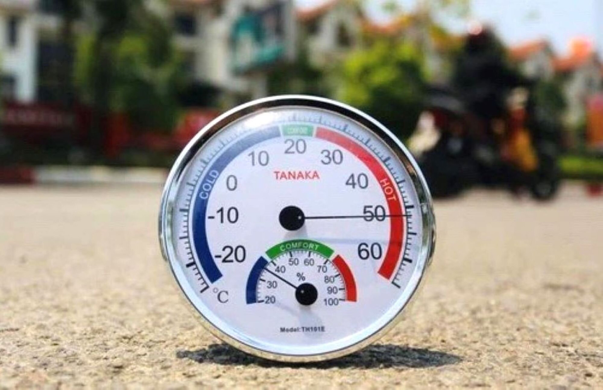 Nền nhiệt độ đo ngoài đường giữa trưa ở TP Hà Tĩnh ngày 28/4 là hơn 50 độ C. (Ảnh: CTV)