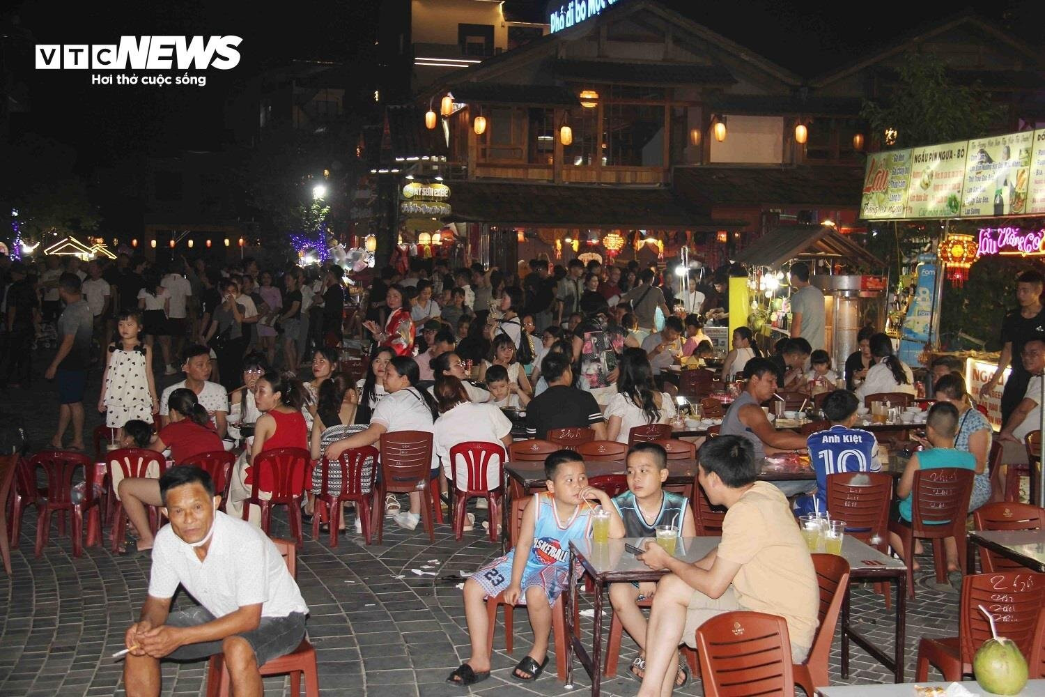 Chợ đêm Mộc Châu đón lượng khách tăng cao đột biến những ngày nghỉ lễ 30/4-1/5.