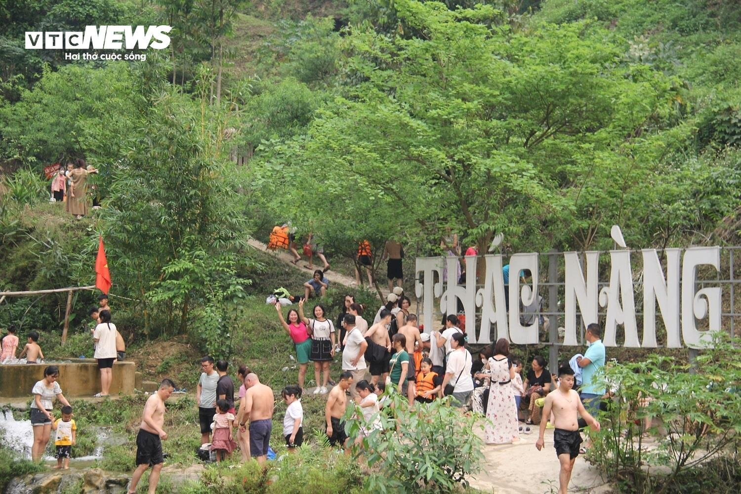 Lượng khách đến thác Nàng Tiên tăng cao so với ngày thường.