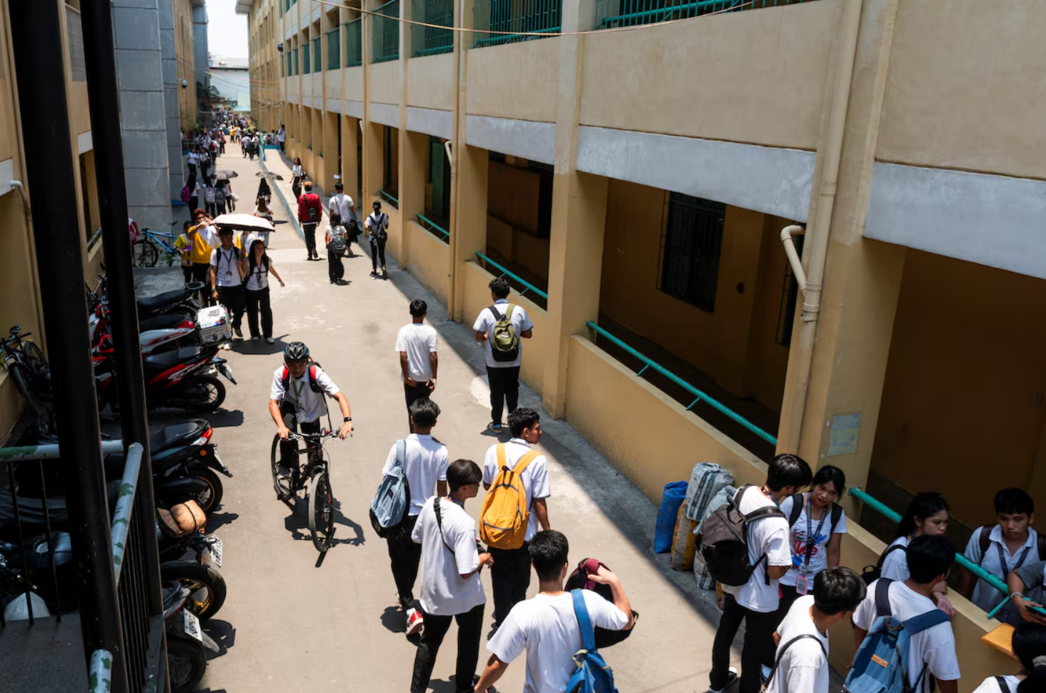 Nắng nóng gay gắt với mức nhiệt cao kỷ lục đã khiến hàng nghìn trường học ở Philippines phải cho học sinh nghỉ học. (Ảnh: Reuters)