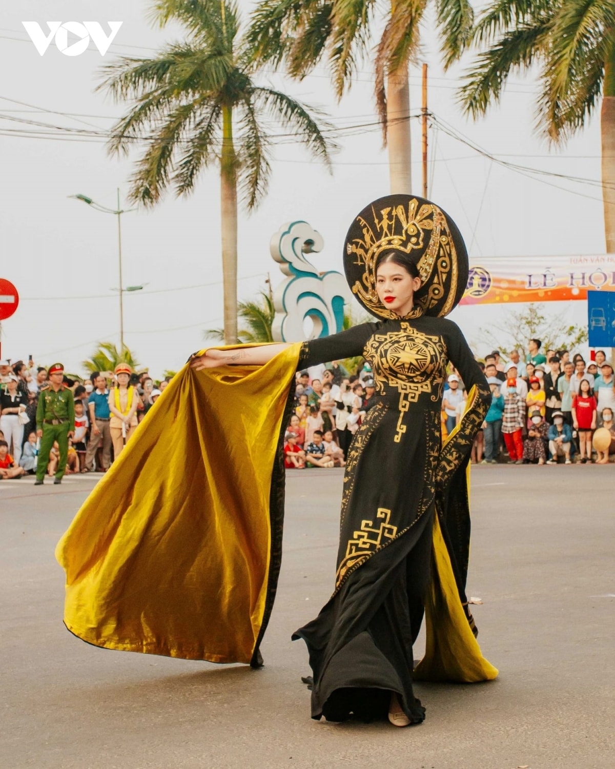 nang nong gay gat, bien quang binh dong khach dip nghi le hinh anh 11