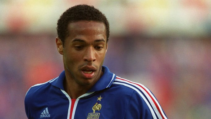 Thierry Henry đá 11 trận ở 3 kỳ EURO, ghi 6 bàn và có 2 kiến tạo cho đội tuyển Pháp. Anh là người duy nhất trong nhóm các cầu thủ có 6 bàn ở EURO từng vô địch giải đấu. (Ảnh: Sportsphoto)