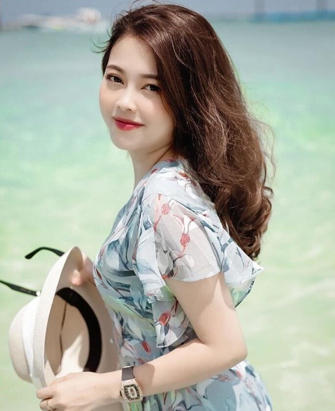 Hằng Túi (Nguyễn Bích Hằng, sinh năm 1987, Hà Nội) là một trong những hot mom đình đám trên mạng xã hội. Cô nổi tiếng vì sinh đến 