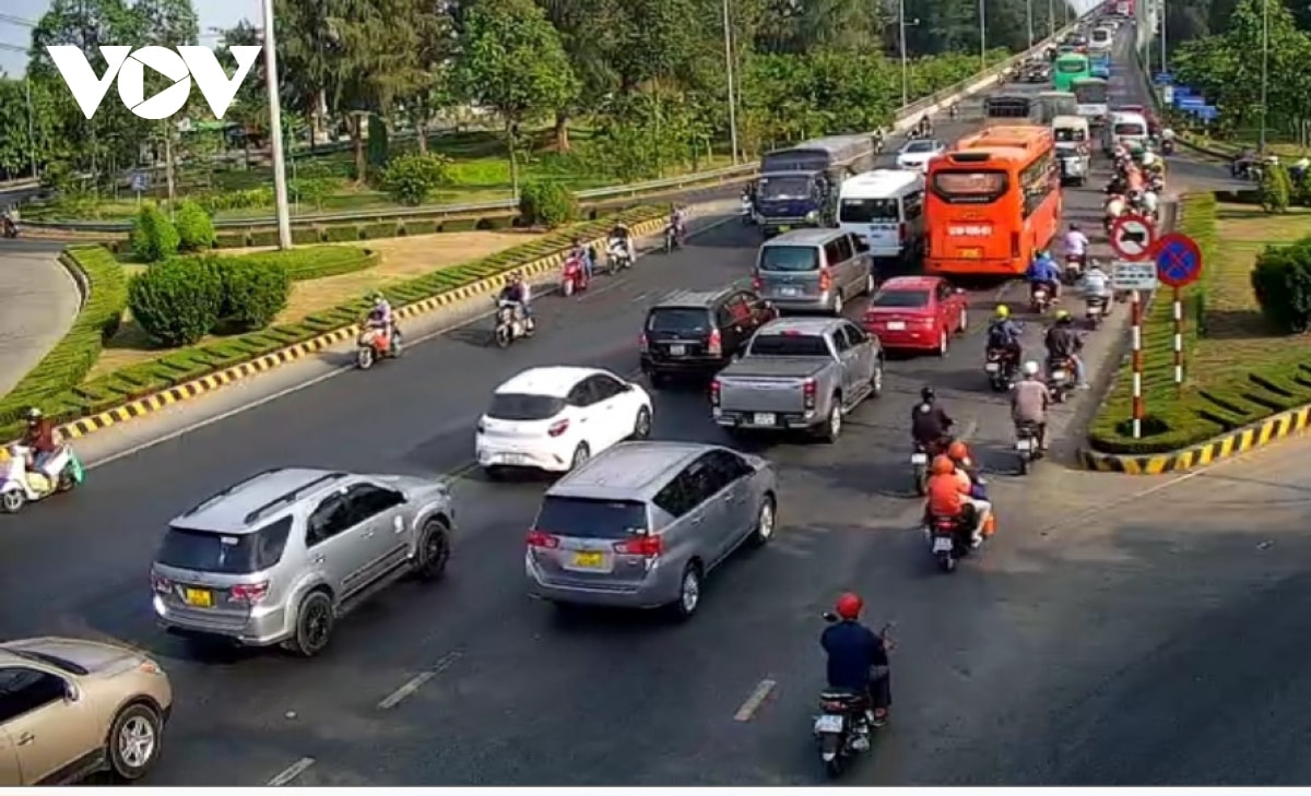 nguoi dan tro lai noi lam viec sau le, un u giao thong khu vuc cau rach mieu hinh anh 2