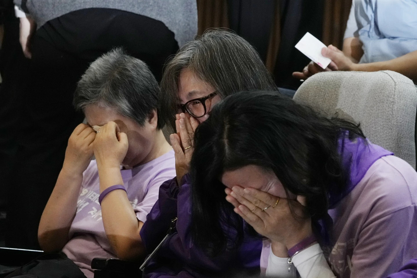 Người thân các nạn nhân xúc động khi dự luật được thông qua với số phiếu tuyệt đối tại Tòa nhà Quốc hội Hàn Quốc, hôm 2/5. (Ảnh: AP)