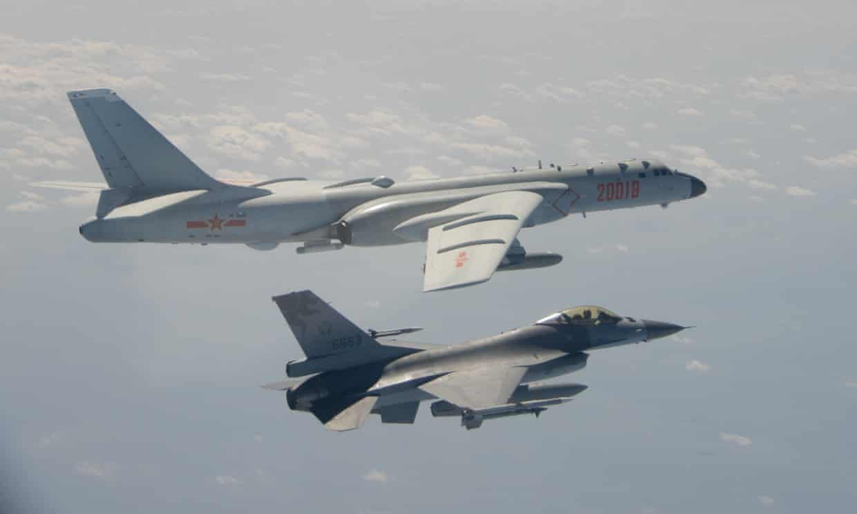 Máy bay ném bom H-6 của Trung Quốc (phía trên) bay gần một chiếc F-16 của Đài Loan. (Ảnh: Cơ quan Phòng vệ Đài Loan)