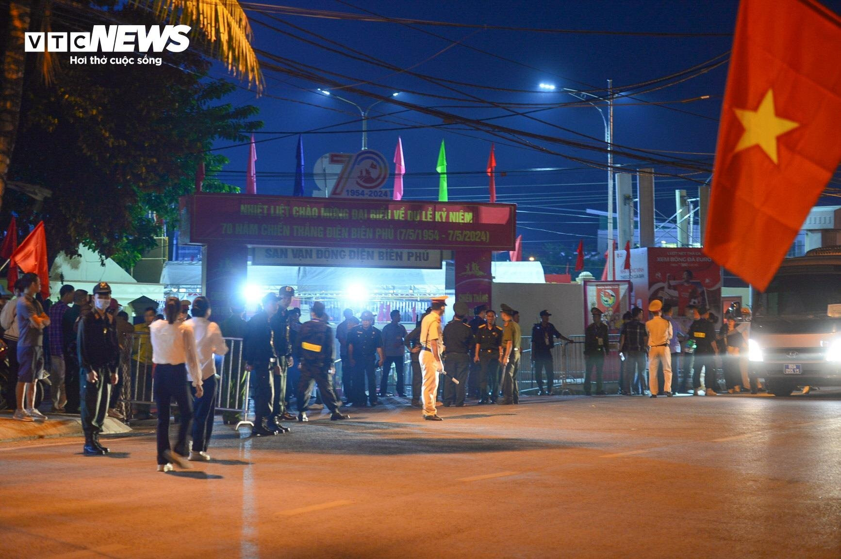 Người dân đến sân vận động Điện Biên từ tờ mờ sáng xem tổng duyệt diễu binh  - 1