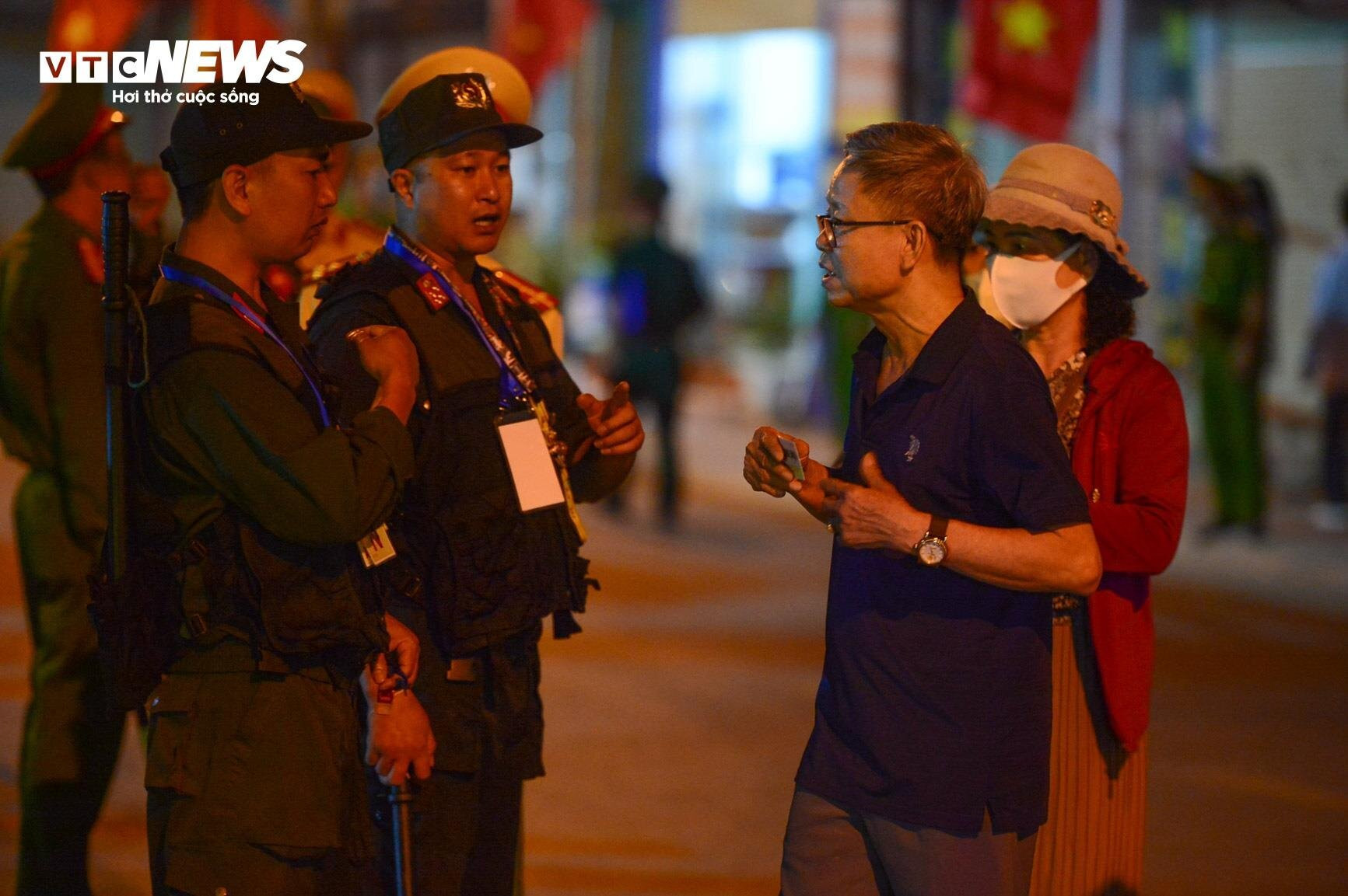 Người dân đến sân vận động Điện Biên từ tờ mờ sáng xem tổng duyệt diễu binh  - 5
