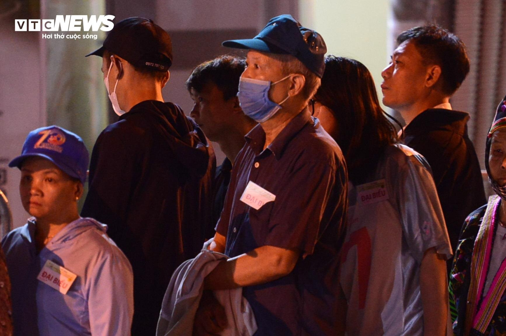 Người dân đến sân vận động Điện Biên từ tờ mờ sáng xem tổng duyệt diễu binh  - 7