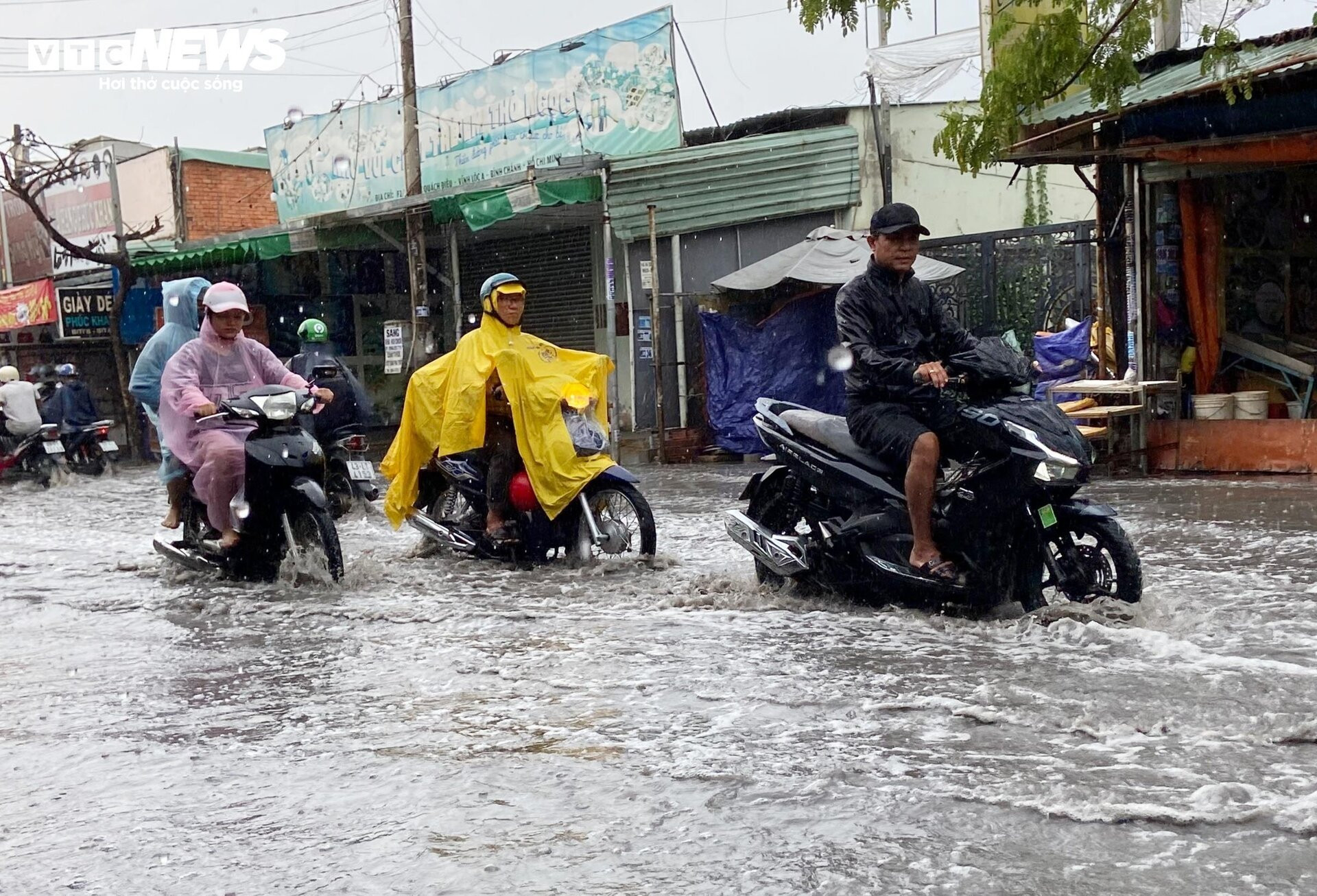 Mới mưa đầu mùa, tuyến phố TP.HCM đã ngập nặng - 1