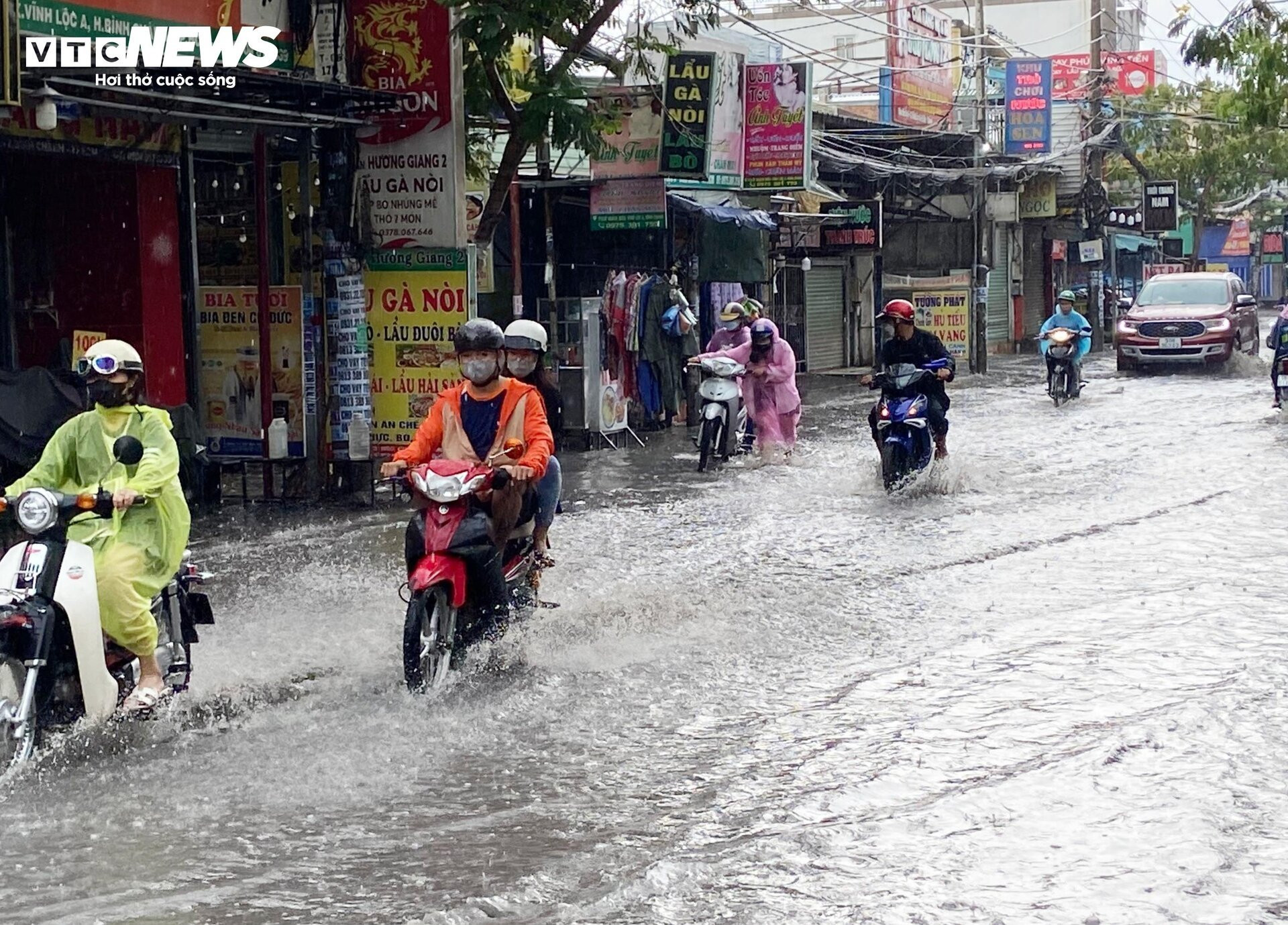 Mới mưa đầu mùa, tuyến phố TP.HCM đã ngập nặng - 9
