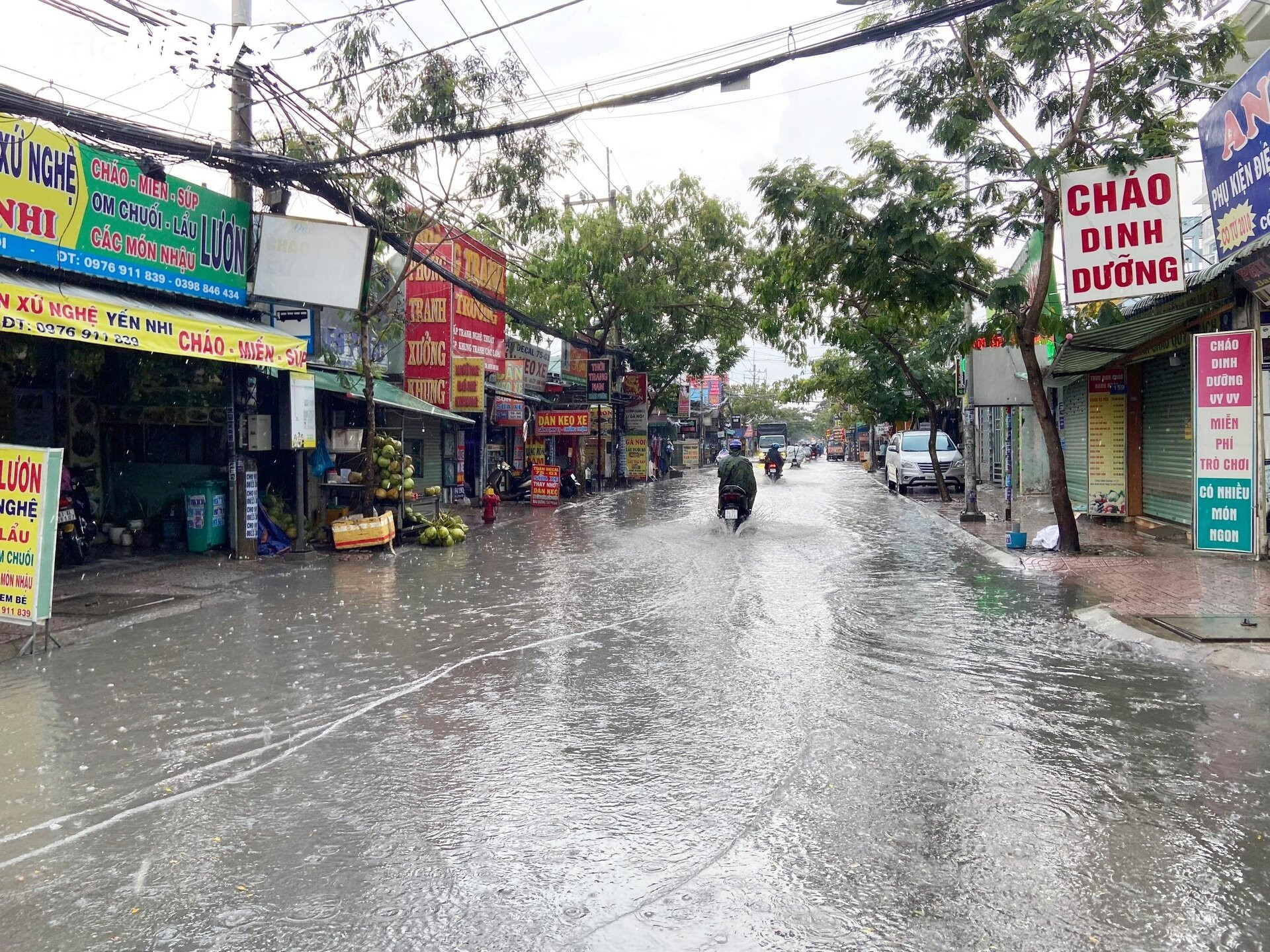 Mới mưa đầu mùa, tuyến phố TP.HCM đã ngập nặng - 2