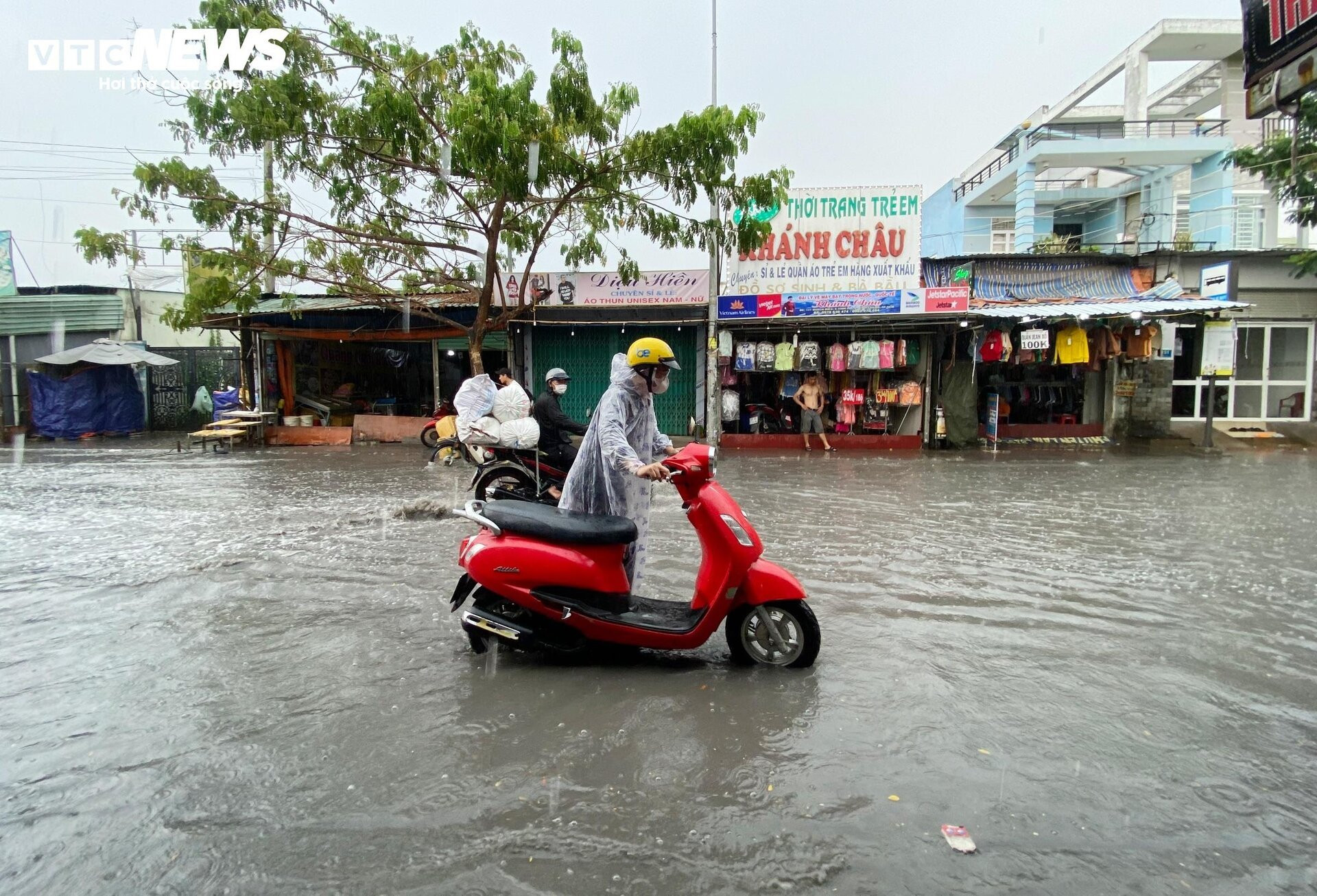 Mới mưa đầu mùa, tuyến phố TP.HCM đã ngập nặng - 7
