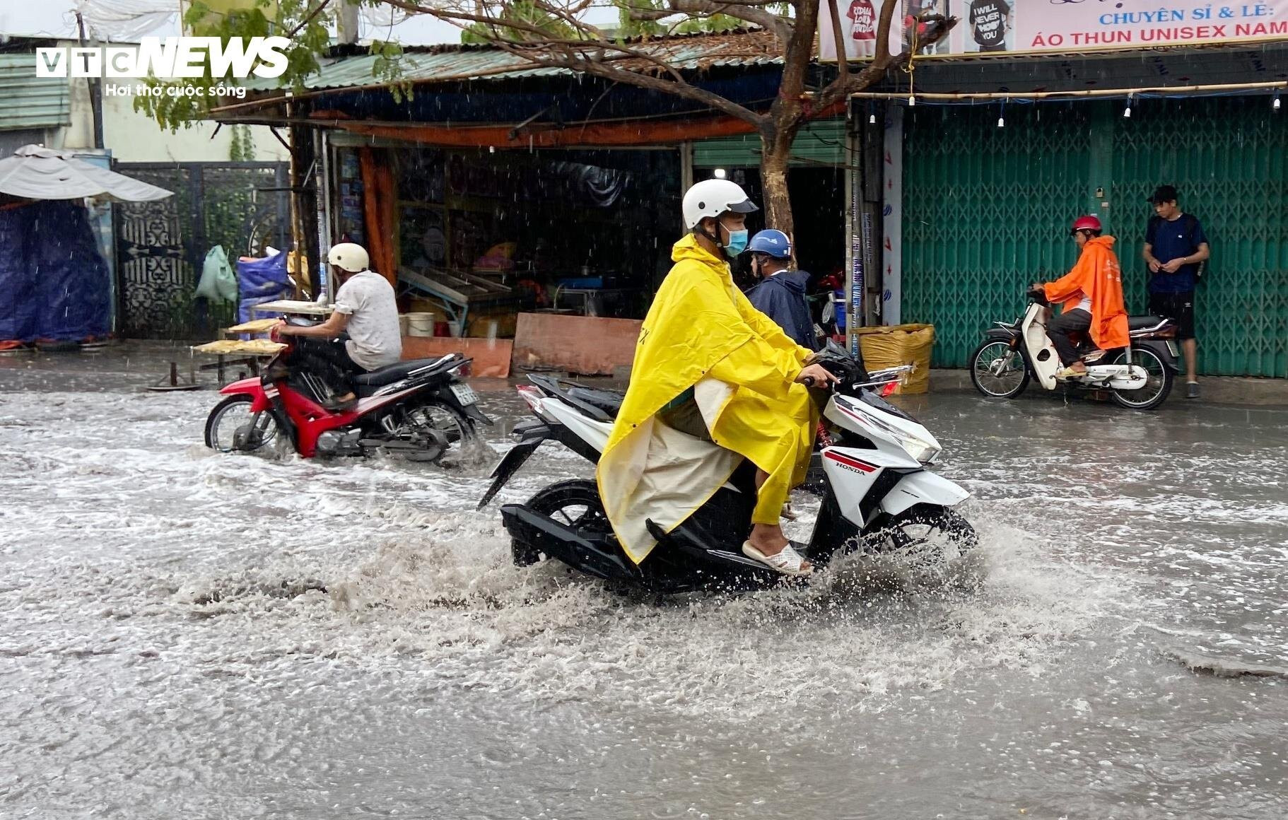 Mới mưa đầu mùa, tuyến phố TP.HCM đã ngập nặng - 3