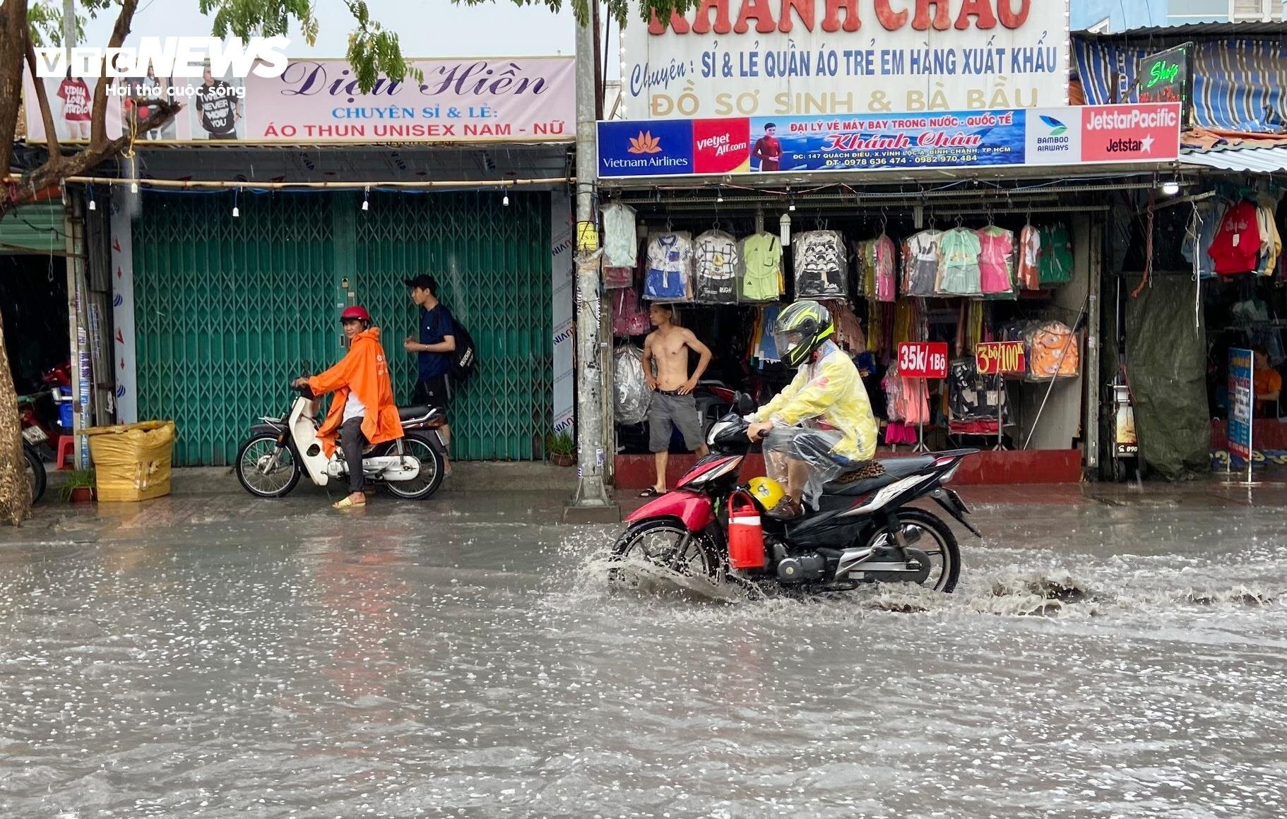 Mới mưa đầu mùa, tuyến phố TP.HCM đã ngập nặng - 10