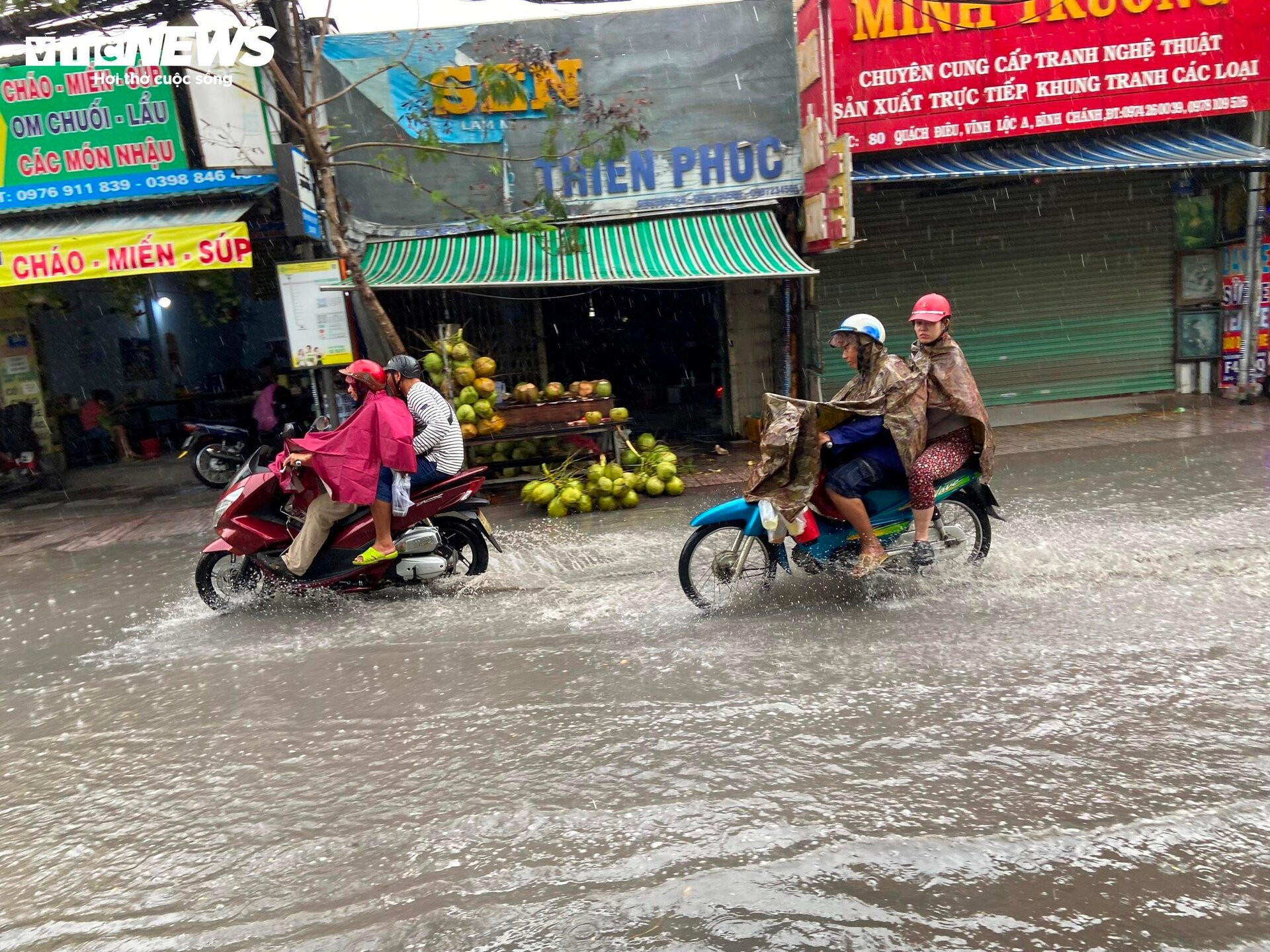 Mới mưa đầu mùa, tuyến phố TP.HCM đã ngập nặng - 5