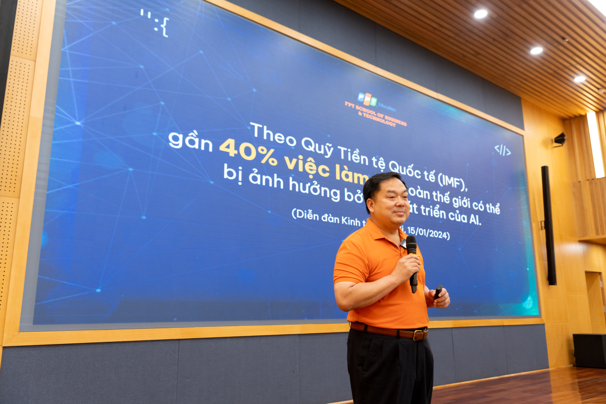 Ông Hoàng Nam Tiến chia sẻ về vấn đề việc làm có thể bị ảnh hưởng bởi sự phát triển của AI.
