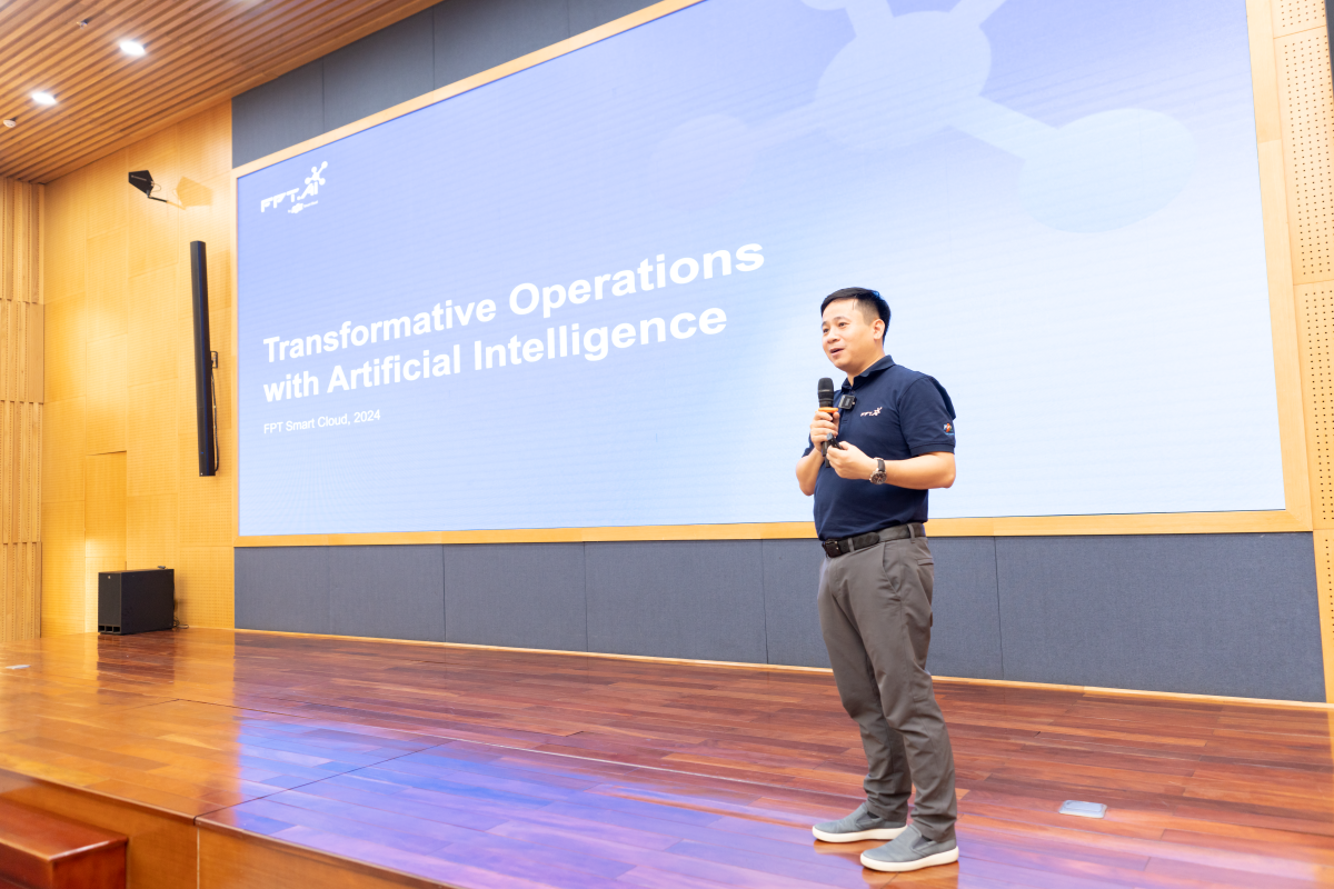 Tổng giám đốc FPT Smart Cloud Lê Hồng Việt chia sẻ tại hội thảo.