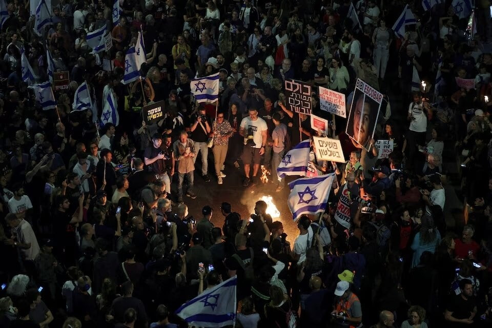 Hàng nghìn người biểu tình ở Tel Aviv, yêu cầu thả khoảng 130 con tin ở Gaza. (Ảnh: Reuters)