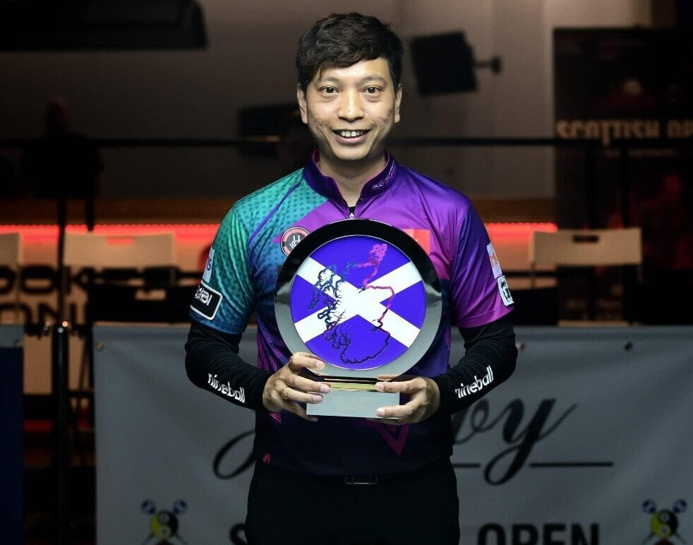Dương Quốc Hoàng bên chiếc cúp vô địch Scottish Open 2024.