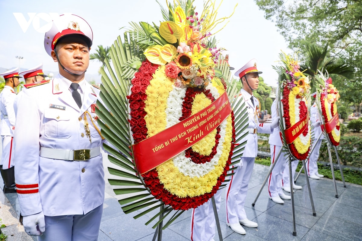 lanh dao Dang, nha nuoc dang huong, tuong niem anh hung liet si Dien bien phu hinh anh 1