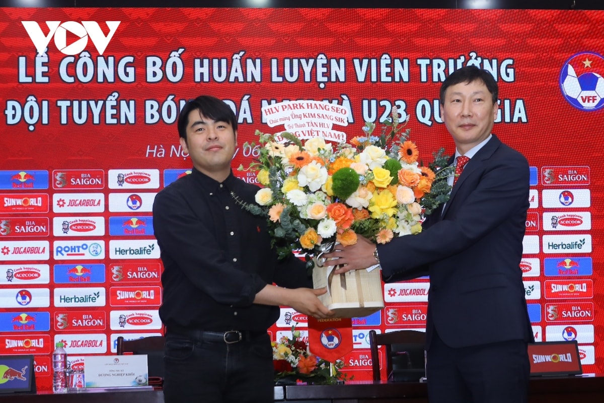 hlv kim sang sik nhận quà từ hlv park hang seo trong ngày ký hợp đồng với vff hình ảnh 5 hlv kim sang sik nhan qua tu hlv park hang seo trong ngay ky hop dong voi vff hinh anh 5