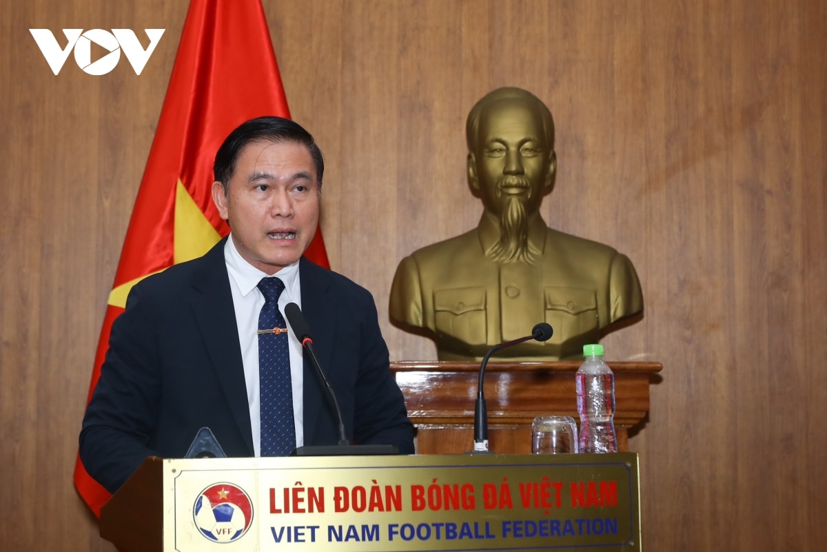 hlv kim sang sik nhận quà từ hlv park hang seo trong ngày ký hợp đồng với vff hình ảnh 4 hlv kim sang sik nhan qua tu hlv park hang seo trong ngay ky hop dong voi vff hinh anh 4