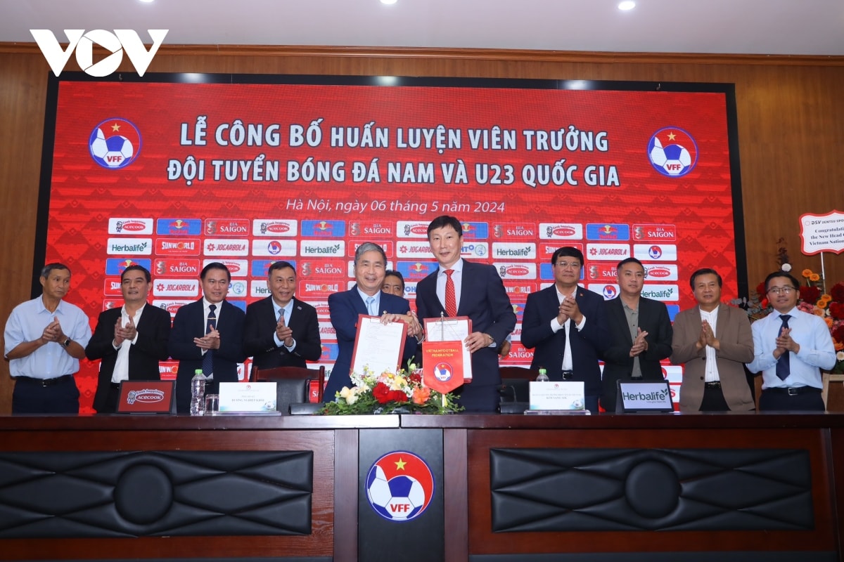 hlv kim sang sik nhận quà từ hlv park hang seo trong ngày ký hợp đồng với vff hình ảnh 2 hlv kim sang sik nhan qua tu hlv park hang seo trong ngay ky hop dong voi vff hinh anh 2