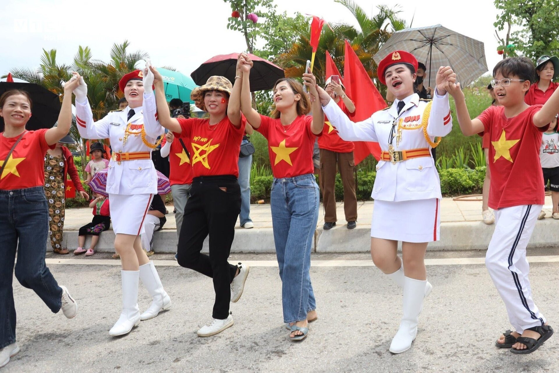 Phút chia tay xúc động người dân Điện Biên với các chiến sĩ tham gia diễu binh - 4