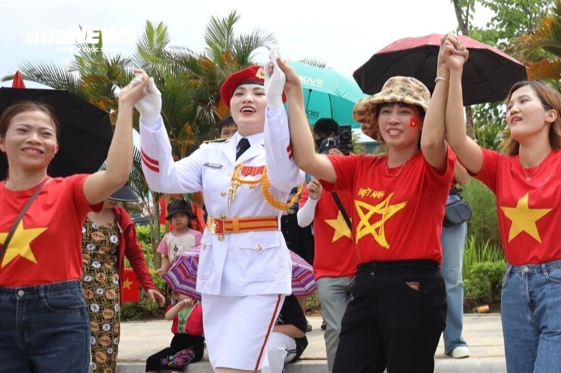 Phút chia tay xúc động người dân Điện Biên với các chiến sĩ tham gia diễu binh - 5