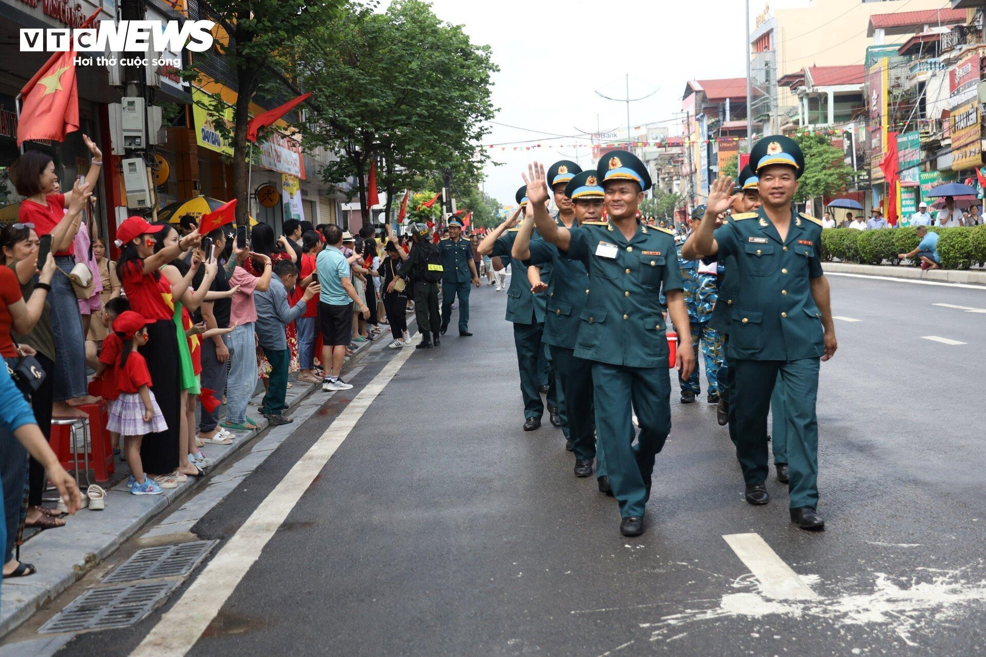 Phút chia tay xúc động người dân Điện Biên với các chiến sĩ tham gia diễu binh - 7