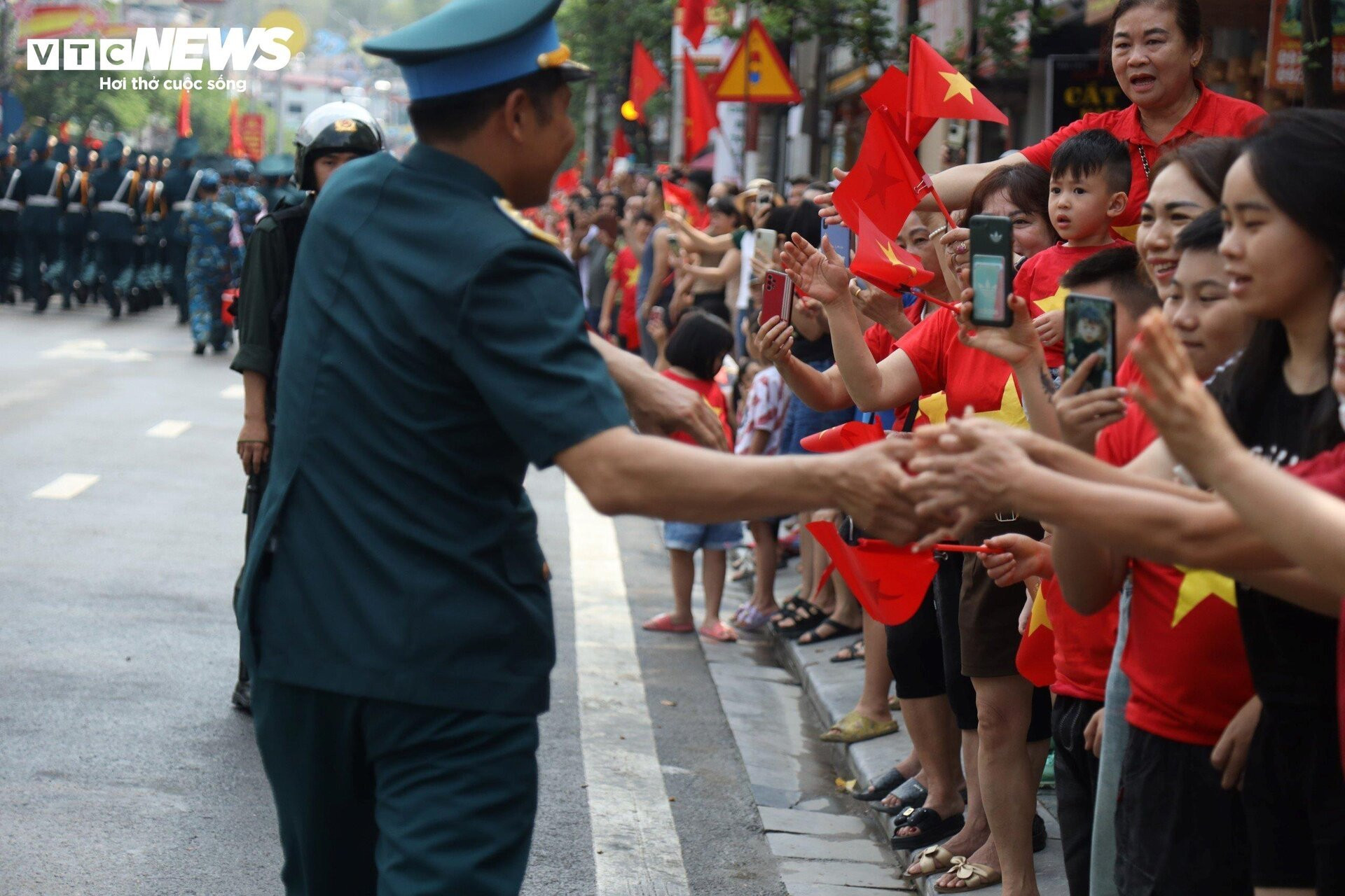 Phút chia tay xúc động người dân Điện Biên với các chiến sĩ tham gia diễu binh - 8