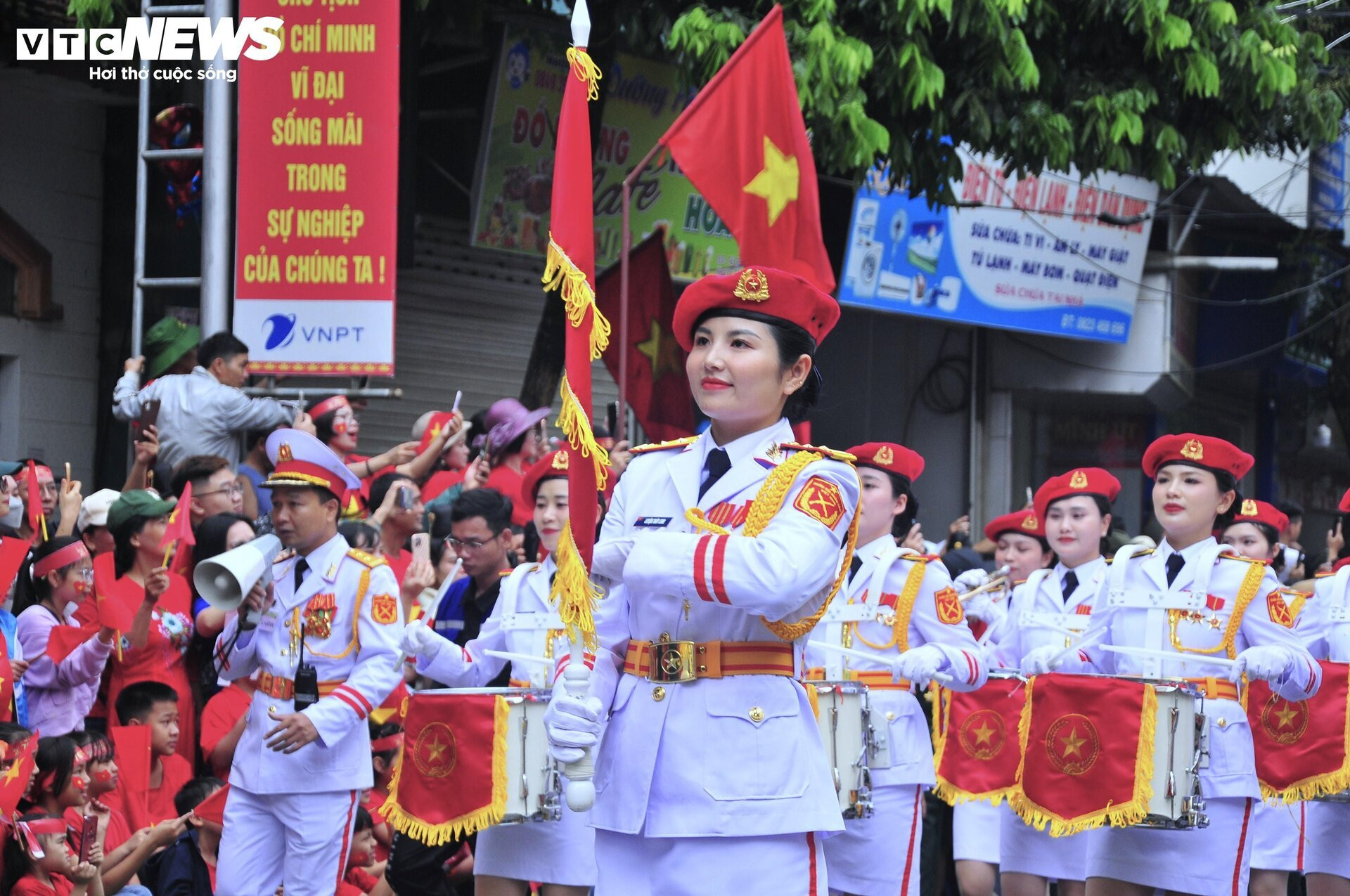 Phút chia tay xúc động người dân Điện Biên với các chiến sĩ tham gia diễu binh - 2