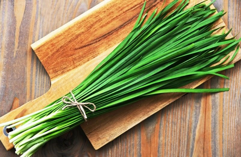 Lá hẹ là loại rau gia vị quen thuộc. (Ảnh minh hoạ)