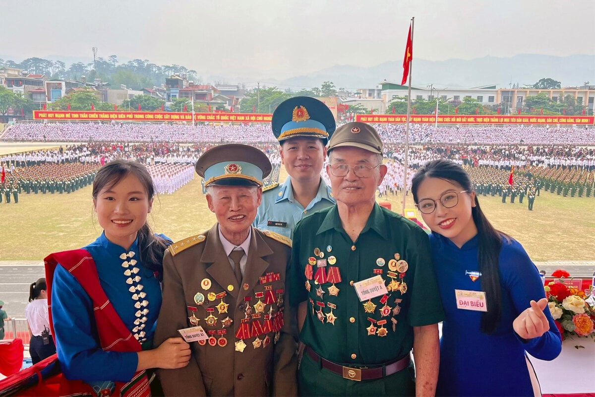 Vũ Quỳnh Anh (ngoài cùng bên phải) cùng ông ngoại (thứ hai từ phải sang) tại buổi tổng duyệt Lễ kỷ niệm 70 năm Chiến thắng Điện Biên Phủ. (Ảnh: NVCC)