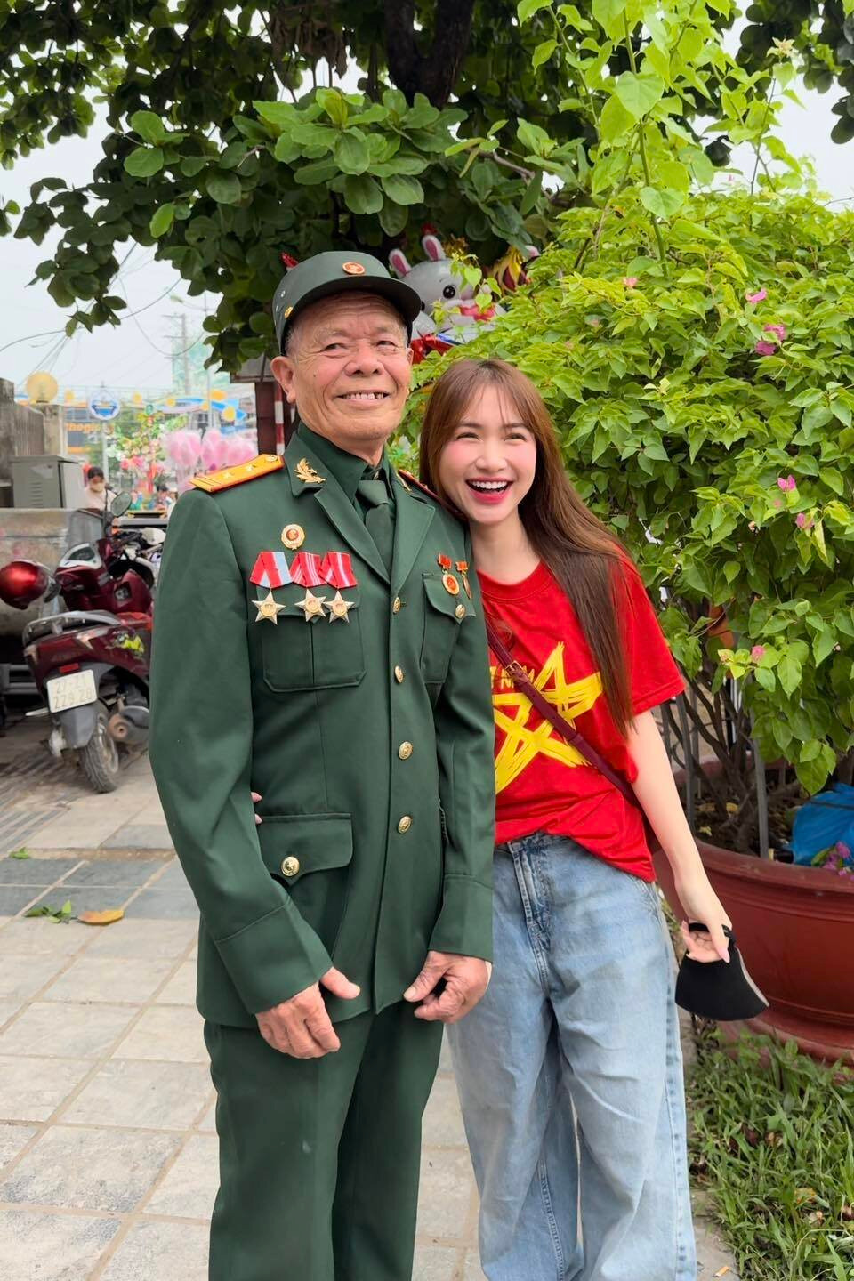 Hòa Minzy và ông nội trực tiếp theo dõi lễ diễu binh, diễu hành.