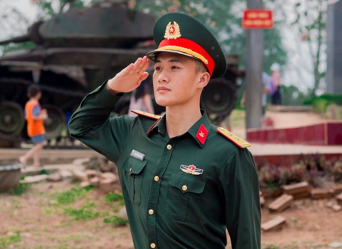 Trước khi trở thành Trợ lý Quân nhu tại Ban Hậu cần – Kỹ thuật, trung đoàn 246, Sư đoàn 346 thuộc Quân khu 1, Minh Quang từng là học sinh chuyên Hoá khoá 9 của trường THPT chuyên Cao Bằng.