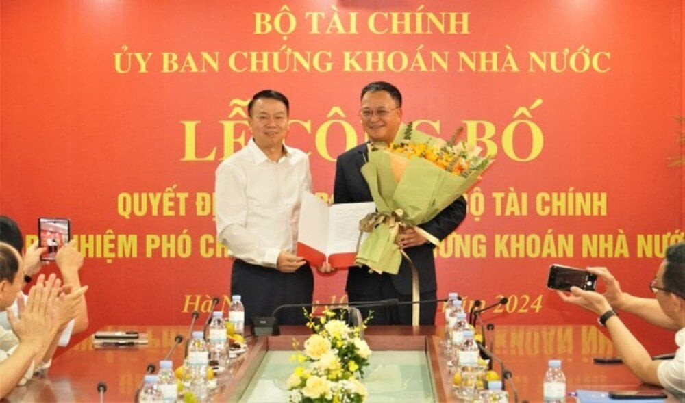 Thứ trưởng Nguyễn Đức Chi trao quyết định bổ nhiệm Phó Chủ tịch UBCKNN cho ông Bùi Hoàng Hải.