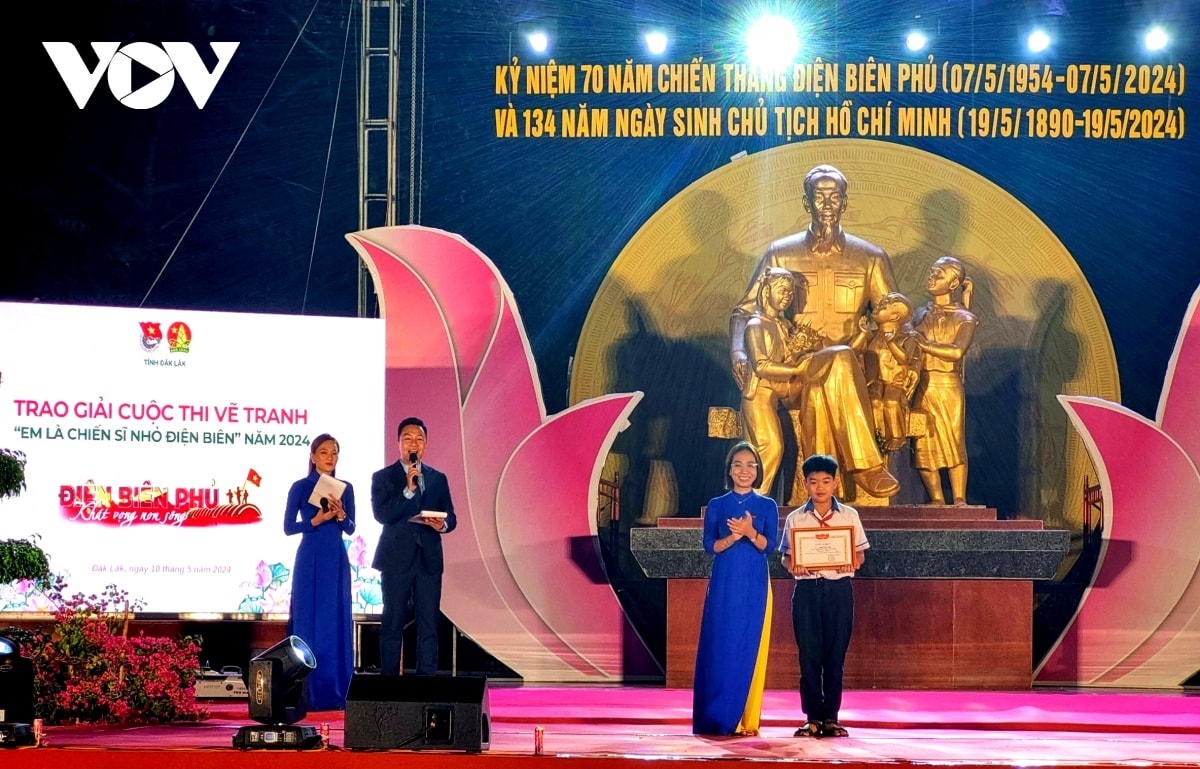 thieu nhi Dak lak ve 352 buc tranh chu de em la chien si nho Dien bien hinh anh 2