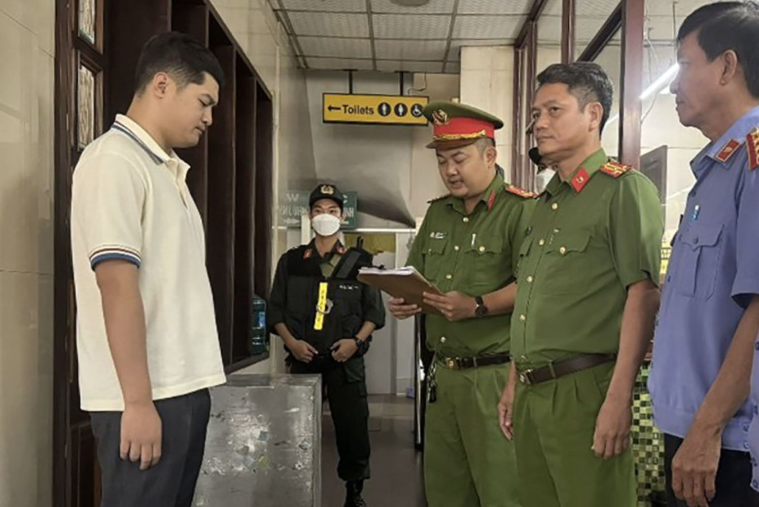 Công an đọc lệnh khởi tố, bắt tạm giam Lê Dương. (Ảnh: CACC)