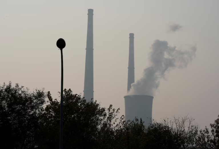 Các lò đốt than thải khói trong bầu không khí ô nhiễm ở Bắc Kinh Trung Quốc, tháng 11/2015. (Ảnh: Reuters)