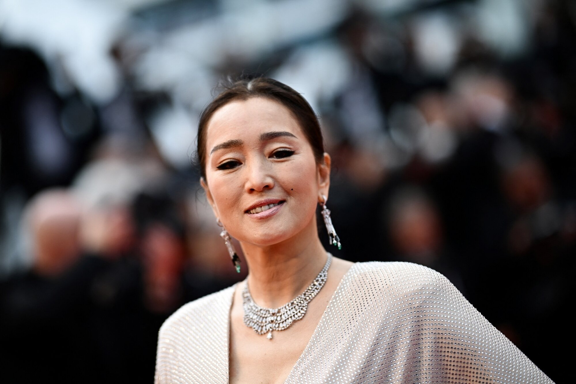 Liên hoan phim Cannes 2024 đã khai mạc vào ngày 14/5 (giờ Pháp). Tại thảm đỏ buổi công chiếu phim Le Deuxième Acte, dàn mỹ nhân quốc tế thu hút sự chú ý của truyền thông. Củng Lợi là một trong số những ngôi sao tham dự buổi khai mạc.