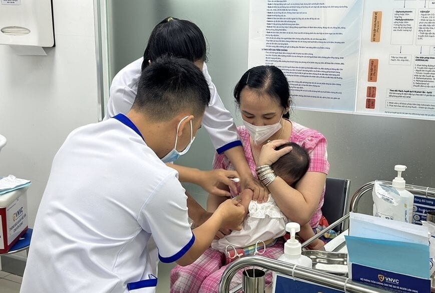 Tiêm vaccine phòng bệnh cho trẻ tại Hệ thống tiêm chủng VNVC. (Ảnh: Phong Lan)
